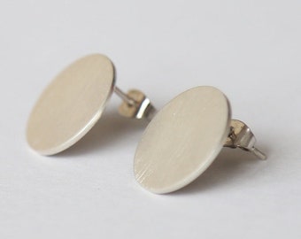Grands clous en argent sterling - bijoux de disque en argent modernes - boucles d'oreilles minimalistes 17mm - accessoires pour femmes en argent faits à la main - clous d'argent