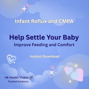 Pode incluir: Uma caneca de cerâmica branca com uma alça preta e o texto "But First, Coffee" em negrito preto. A caneca está sobre uma superfície de madeira. A caneca tem aproximadamente 10 cm de altura.