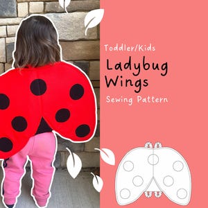 Peut inclure: Un enfant porte des ailes de coccinelle rouges à pois noirs, avec un pantalon rose. L'image affiche le texte "Toddler/Kids Ladybug Wings Sewing Pattern" sur fond rose, et un contour d'aile de coccinelle.