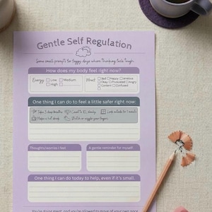 Peut inclure: Une feuille de travail lilas pour l'autorégulation avec des invites pour gérer les émotions. La feuille de travail comprend des sections pour évaluer l'énergie et l'humeur, et des suggestions pour se sentir en sécurité. Un crayon, une gomme et une tasse de café sont également visibles.