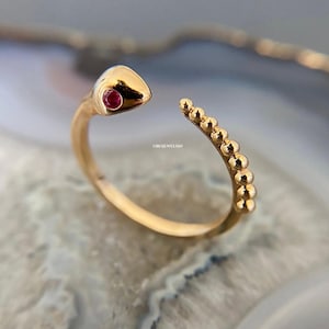 Anillo de serpiente dorado, anillo de serpiente con ojo de rubí, anillo de serpiente ajustable, joyería minimalista de animales, delicado anillo dorado envolvente, regalo para ella.