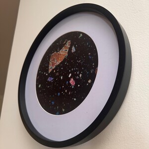 Marco redondo. Fotografía de una roca vista bajo un microscopio.