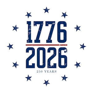 Op de afbeelding: Een grafisch ontwerp met de donkerblauwe tekst 1776 en 2026 gescheiden door een horizontale rode lijn. Onder de cijfers staat de tekst 250 YEARS. Het ontwerp is omringd door een cirkelvormige opstelling van twaalf donkerblauwe sterren.
