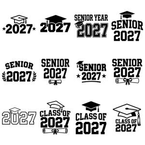 Op de afbeelding: Een verzameling van twaalf zwarte grafische ontwerpen met de tekst 2027, Senior Year en Class of 2027. De afbeeldingen bevatten diverse illustraties van afstudeerhoeden en opgerolde diploma's met linten, gerangschikt in een raster op een witte achtergrond.