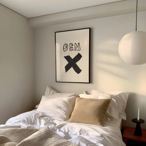 Op de afbeelding: Set van drie keramische mokken met een gespikkelde, matte afwerking. De mokken zijn in cr&egrave;me, lichtgrijs en donkergrijs. Elke mok heeft een eenvoudig, minimalistisch ontwerp.