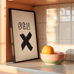 Op de afbeelding: Een set van drie keramische mokken met een gespikkelde, matte afwerking. De mokken zijn in de kleuren cr&egrave;me, lichtgrijs en donkergrijs. Elke mok heeft een eenvoudig, minimalistisch ontwerp en een afgerond handvat.