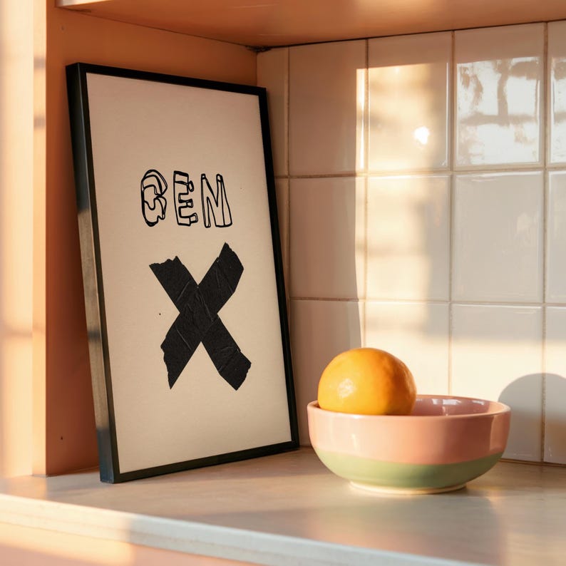Op de afbeelding: Een set van drie keramische mokken met een gespikkelde, matte afwerking. De mokken zijn in de kleuren cr&egrave;me, lichtgrijs en donkergrijs. Elke mok heeft een eenvoudig, minimalistisch ontwerp en een afgerond handvat.
