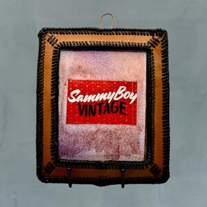 Marco de cuero repujado vintage abierto - Sin cristal - Se adapta a fotos de 5x6 pulgadas - Dimensiones exteriores: 7,5x9 pulgadas