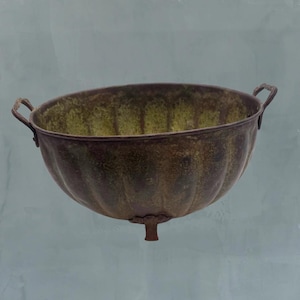 Maceta de cobre martillado – Pátina envejecida, patas de latón en forma de garra, estilo moderno de mediados de siglo.