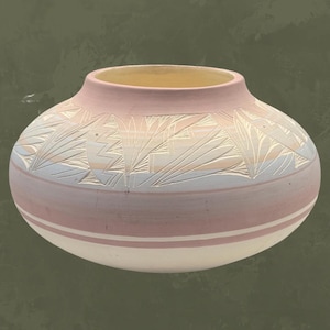 Hermosa maceta de arcilla Navajo tallada en tonos pastel, cerámica nativa americana firmada por Coyote USA, decoración del suroeste para el hogar, jarrón de cerámica, regalo bohemio único