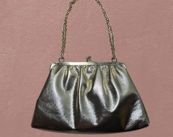 Bolso de noche dorado vintage / Bolso de mano geométrico MCM con cierre de broche y correa de cadena.
