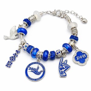 Pulsera con dije azul y blanco de Zeta Phi Beta