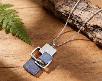 Geometriskt lagerhalsband med fyrkantigt emaljhänge, minimalistiska moderna blå silversmycken, elegant uttalandehalsband, present till kvinnor