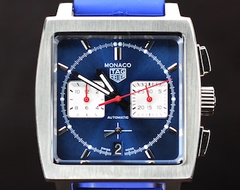 Cronógrafo Tag Heuer Monaco con movimiento de cuarzo reacondicionado e indicador de fecha.