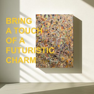 Op de afbeelding: Een abstract schilderij met een complex patroon van overlappende vormen in tinten oranje, bruin, geel en paars hangt aan een witte muur. De tekst "BRING A TOUCH OF A FUTURISTIC CHARM" wordt in het geel weergegeven.
