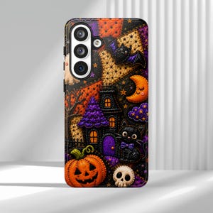 Puede incluir: Una funda de teléfono rectangular con un patrón vibrante de Halloween que presenta una casa encantada negra, una calabaza naranja brillante, un gato negro con un lazo morado, una calavera blanca, una luna creciente, un murciélago y nubes moradas.