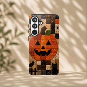 Puede incluir: Una funda rectangular para smartphone con un diseño de patchwork acolchado que muestra una calabaza naranja, un gato negro y un pájaro negro. El fondo consiste en varios cuadrados de tela marrón, negra y beige con patrones de estrellas.