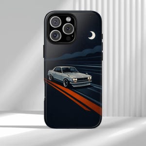 Puede incluir: Una funda de smartphone negra con una ilustración gráfica de un coche antiguo plateado conduciendo por una carretera oscura de noche. El diseño incluye una luna creciente en la esquina superior derecha, un cielo estrellado y franjas naranjas.