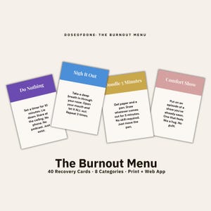 Op de afbeelding: Vier kaarten van "The Burnout Menu" met instructies voor zelfzorg. Elke kaart heeft een andere gekleurde koptekst en een korte activiteitbeschrijving. De kaarten staan op een lichtbeige achtergrond.