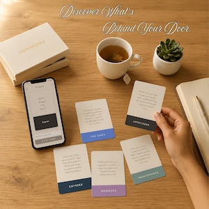 Peut inclure: Sur une table en bois, une boîte blanche avec l'inscription "DOPAMENU", un smartphone et plusieurs cartes avec du texte sont disposés. Une tasse de thé, une petite plante succulente et un carnet avec un stylo sont également présents. Les cartes sont étiquetées "The Sides", "Appetizers", "Entrees", "Desserts" et "Maintenance".