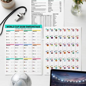 Pode incluir: Imagem com tema de futebol com uma bola, um apito e folhas impressas detalhando o sorteio da Copa do Mundo de 2026. As folhas incluem calendários de torneios, divisões de prêmios e bandeiras de equipes. Um laptop exibe um estádio.