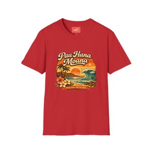 Pau Hana Moana Sonnenuntergang Surfer Szene T-Shirt | Hawaiianische Palmen, Wellen, Plumeria Bild 11