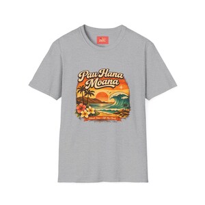 Pau Hana Moana Sonnenuntergang Surfer Szene T-Shirt | Hawaiianische Palmen, Wellen, Plumeria Bild 3