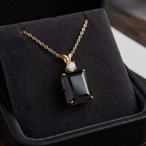 Collar con colgante de ónix negro natural talla esmeralda, con detalles de circonita chapada en oro, joyería rectangular con piedra preciosa.