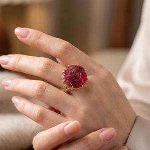 Bague solitaire en rubis rose de laboratoire, 15 mm, sertie de griffes en or, ornée d'une rose sculptée. Bague romantique et élégante, cadeau idéal pour les fêtes.