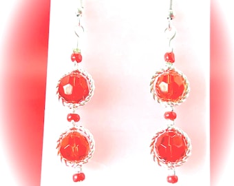 Boucles d'oreilles pendantes faites main en cristal rouge clair, montures torsadées couleur argent