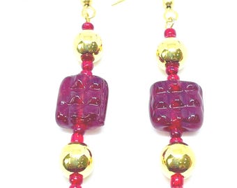 Boucles d'oreilles pendantes avec perles dorées et rouges