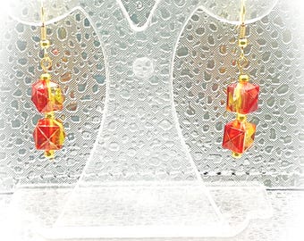 Boucles d'oreilles rouges et dorées en perles de résine facettées, bijoux faits main
