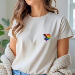 Camiseta Pride Progress Rainbow Heart, Camiseta de regalo Pride Progress, Camiseta con bolsillo Pride, Regalo para aliados, Camisetas LGBTQ+, Empoderamiento, Regalos Love is Love