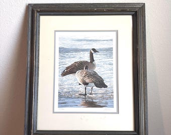 Vintage R.S. Parker 1986 Gänse Druck, Gerahmte Wildtier Wandkunst, Zwei Gänse in Sumpflandschaft, Rustikale Natur Kunstwerk