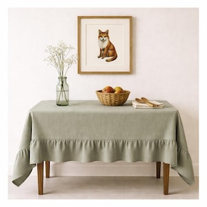 Nappe à volants vert sauge. Nappe en lin lavé 100 % lin français. Très grands volants sur les quatre côtés. Toutes les tailles personnalisées disponibles.