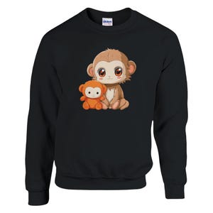 Puede incluir: Una taza de cerámica blanca con un asa negra y el texto "But First, Coffee" en negro, con una fuente de estilo manuscrito. La taza está sobre una superficie blanca.