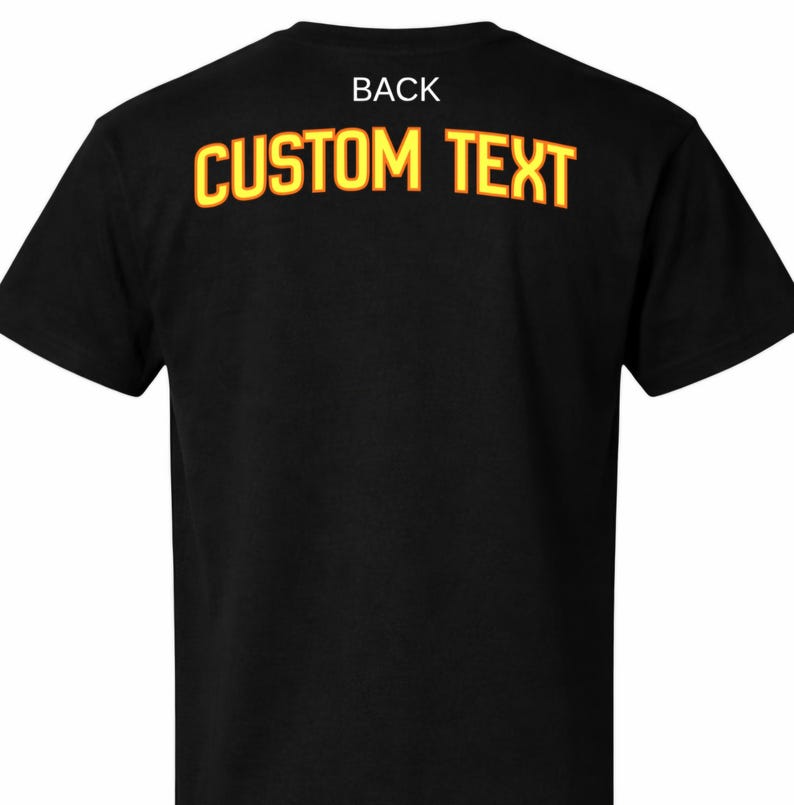 以下が含まれることがあります： 黒いTシャツ。上部に白い文字で「BACK」と書かれています。その下に、赤い縁取りのある黄色で「CUSTOM TEXT」という文字がプリントされています。このシャツは半袖で、クルーネックです。