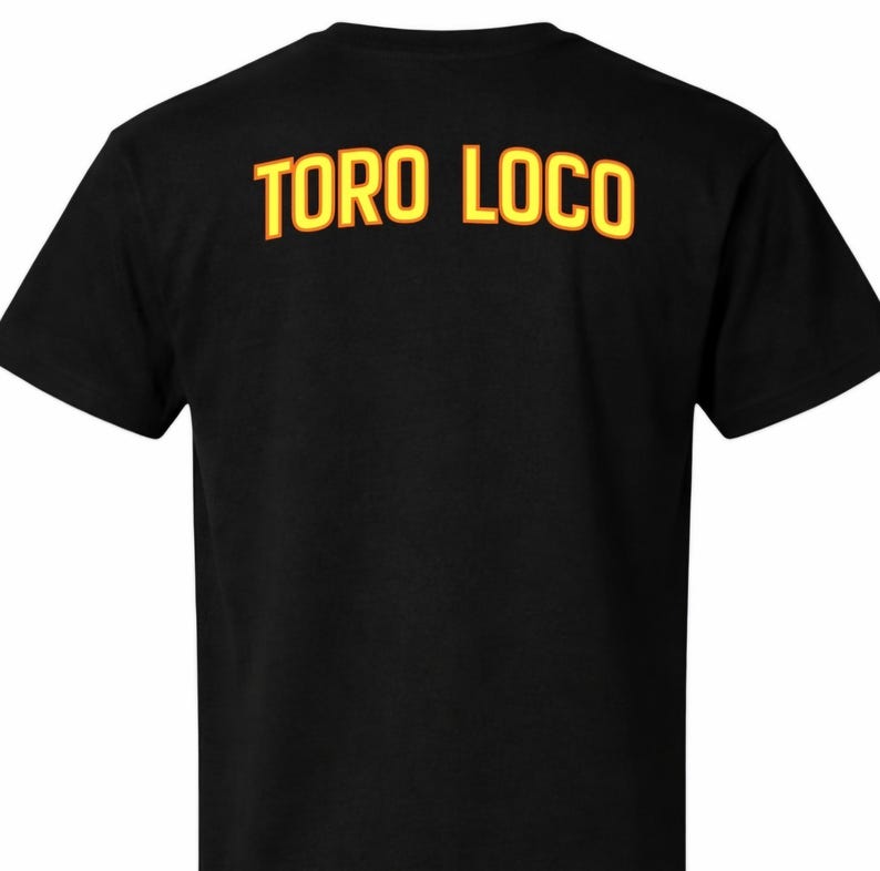 以下が含まれることがあります： 背中に黄色と赤の文字で「TORO LOCO」と書かれた黒いTシャツ。 このシャツはクルーネックです。
