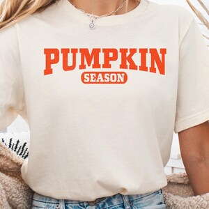 Maglietta con zucca autunnale, maglietta con campo di zucche, stagione accogliente, l'autunno è il mio preferito, regalo autunnale, maglietta autunnale retrò, outfit autunnale, zucca fresca di fattoria