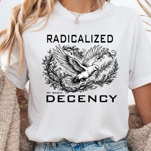 Radikaliserad av grundläggande anständighet-tröja, protestaktivist-tröja, jämställdhetströja, feministisk grafisk t-shirt, antifascist-tröja, blommig grafisk t-shirt