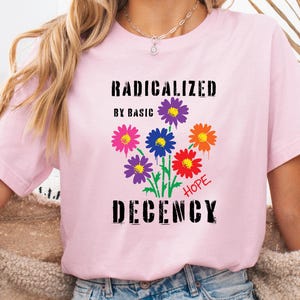Radikaliserad av grundläggande anständighet-t-shirt, antifascism-tröja, feministisk grafisk t-shirt, blommig grafisk t-shirt, jämställdhetströja, protesttröja, antifascism