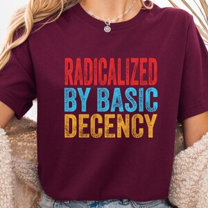 Geradicaliseerd door basic fatsoen shirt, democraat T-shirt, feministisch grafisch T-shirt, protest activist shirt, feministisch shirt, protestshirt, gelijkheids-T-shirt