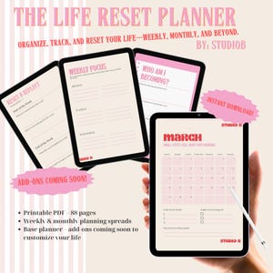 Może przedstawiać: Cyfrowy planer z tekstem "The Life Reset Planner" i "Organizuj, śledź i resetuj swoje życie". Obraz przedstawia kilka tabletów wyświetlających strony planowania tygodniowego i miesięcznego, z kalendarzem marcowym.