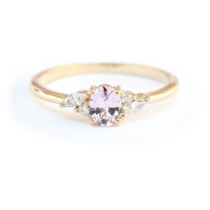 Anillo de compromiso ovalado con zafiro rosa pálido y diamantes, estilo art déco, pequeño y delicado anillo con gema rosa y diamantes, anillo de aniversario único, Ella