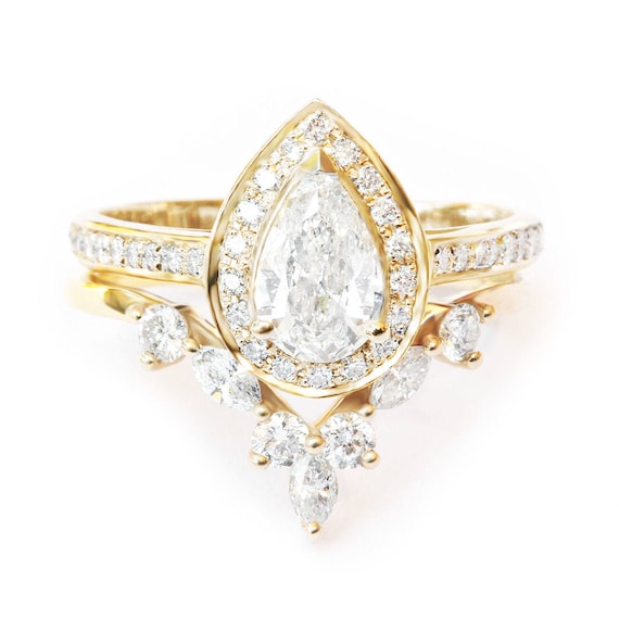 Oval Halo Crown diamond Wedding Ring Set In 18K Rose Gold | Fascinating  Diamonds