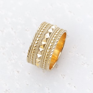 14K 18K Solid Gold Pyramid Ring, 11mm Wide Cigar Band, Textured Egyptian Statement Ring, Chunky Gold Wedding Band, Gift for Her