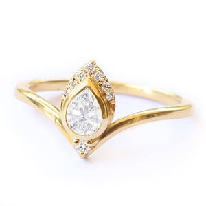 Pear Diamond Engagement Ring, Unique Engagement Ring , Pear Engagement Ring, Wedding Anniversary Ring Women 'Atyasha' Silly Shiny Diamonds