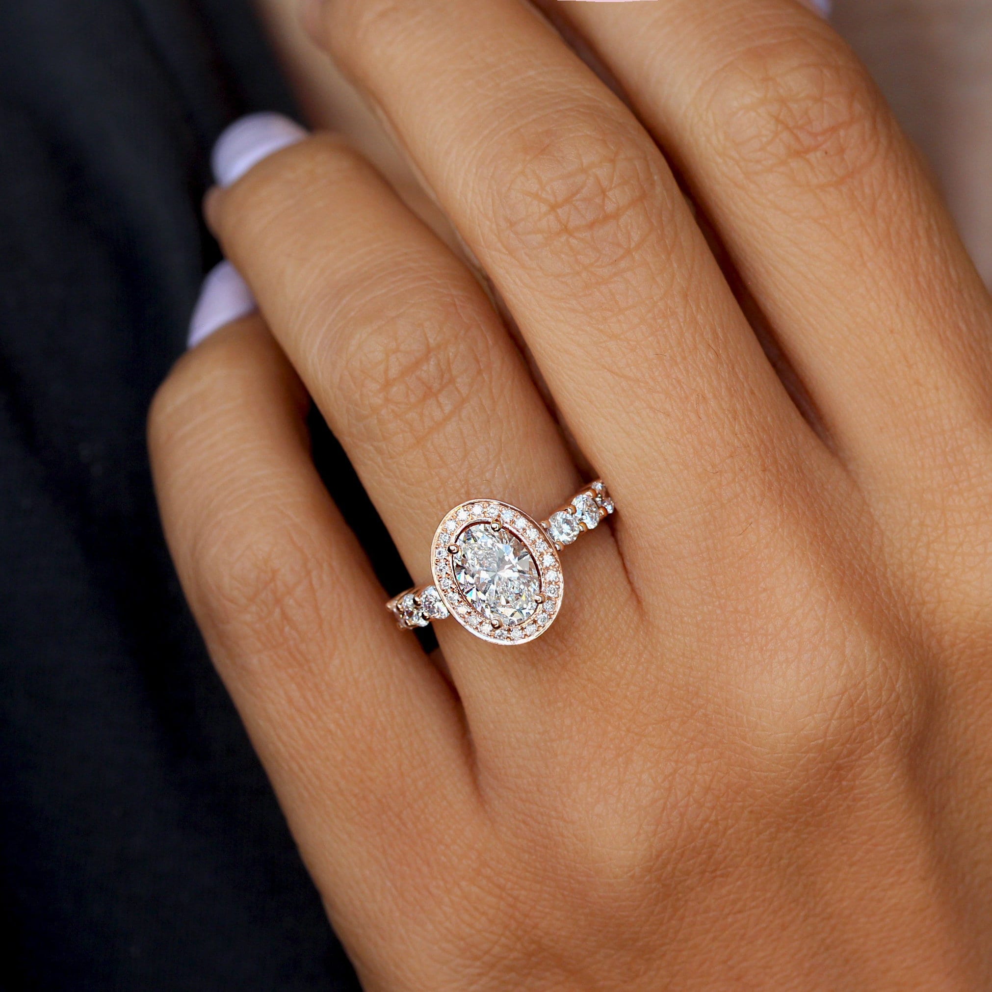 Anello di fidanzamento con diamante Halo Lab ovale da 1 5 ct