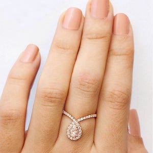 Conjunto de anillos de boda de compromiso de morganita, anillo de compromiso único con halo de morganita y diamantes de pera, piedra preciosa de conjunto de anillos de boda en forma de pera Bliss imagen 2