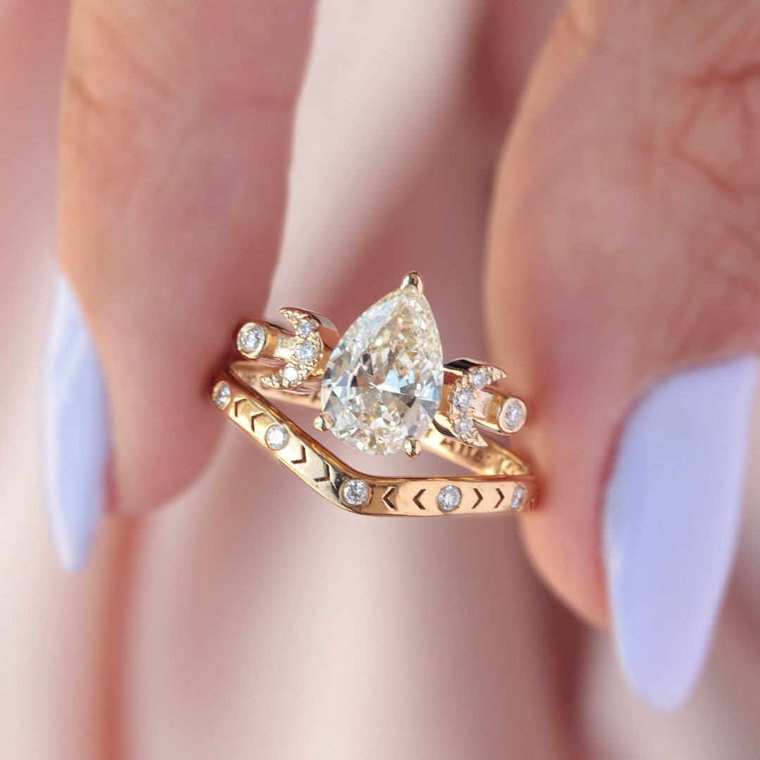 Anillo de compromiso alternativo único con diamante natural amarillo claro  en forma de pera de 1,20 quilates, diamante en forma de lágrima, anillo de  luna celestial, novia independiente - Etsy México, image size:1080x1080